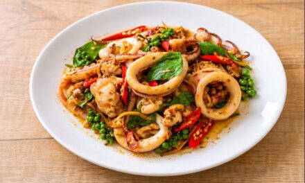 Kraprao Pla Muek (กระเพราปลาหมึก)