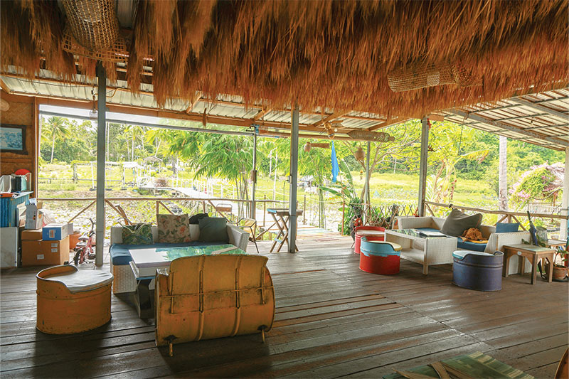 Order snacks or simple but satisfying Thai meals from<br />
the restaurant.