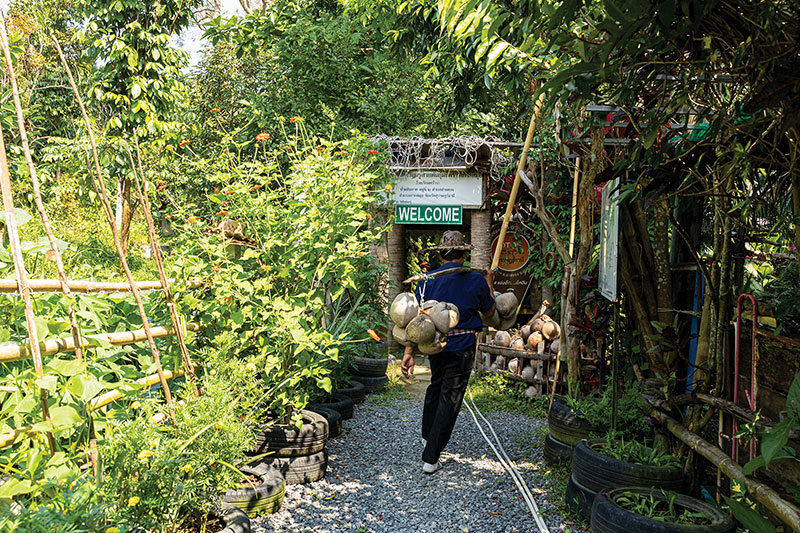 Revellers<br />
line up for their first round of the night—fuel for the long hours ahead.